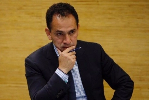 Este no es el momento de cambiar la estructura tributaria, hoy que las familias y las empresas tienen poco dinero, aseguró el secretario de Hacienda, Arturo Herrera. Foto Cristina Rodríguez / Archivo