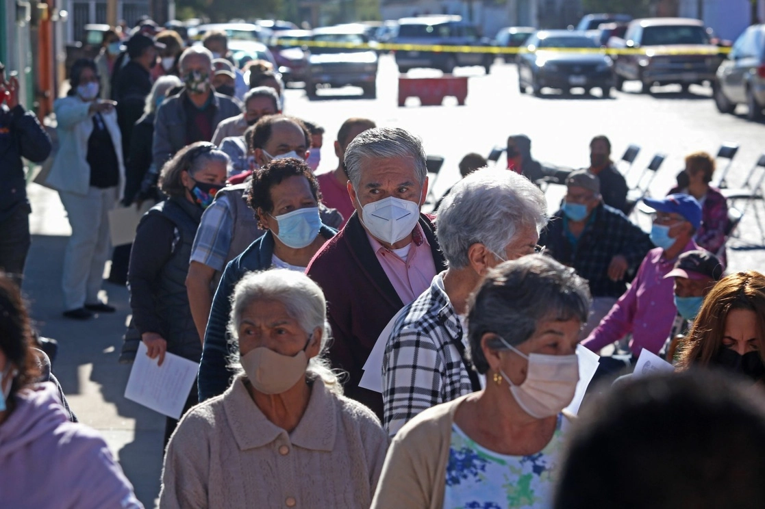Fila de adultos mayores en espera de recibir la segunda dosis de la vacuna en Jalisco. Foto Cuartoscuro/ archivo