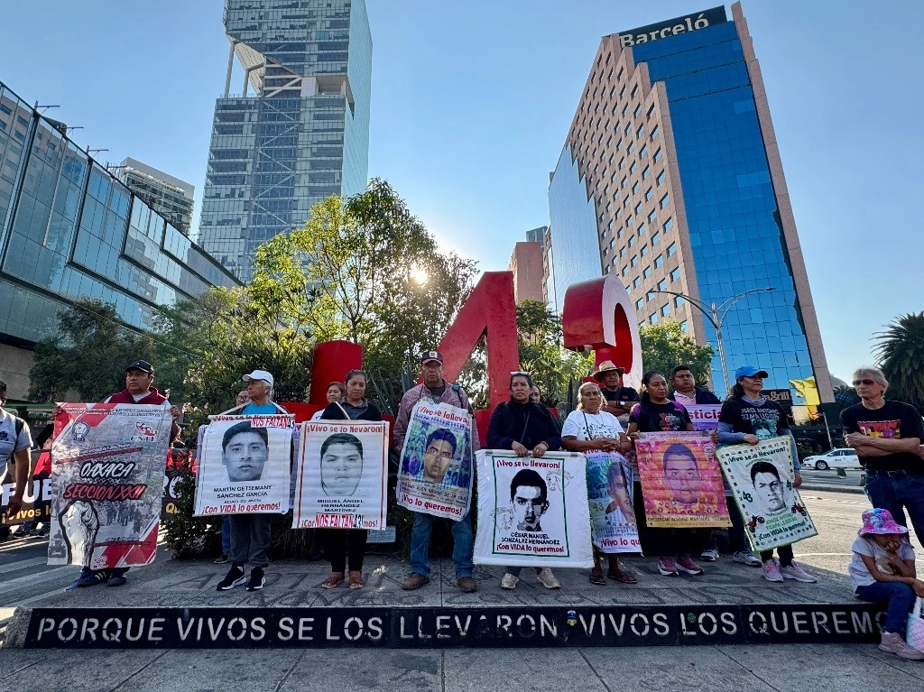 Alumnos de la Escuela Normal Rural, Raul Isidro Burgos de Ayotzinapa, Guerrero y las madres y padres de los 43 estudiantes desaparecidos realizan la 124a Acción Global por Ayotzinapa, el pasado 26 de enero del 2025. Foto Roberto García Ortiz 