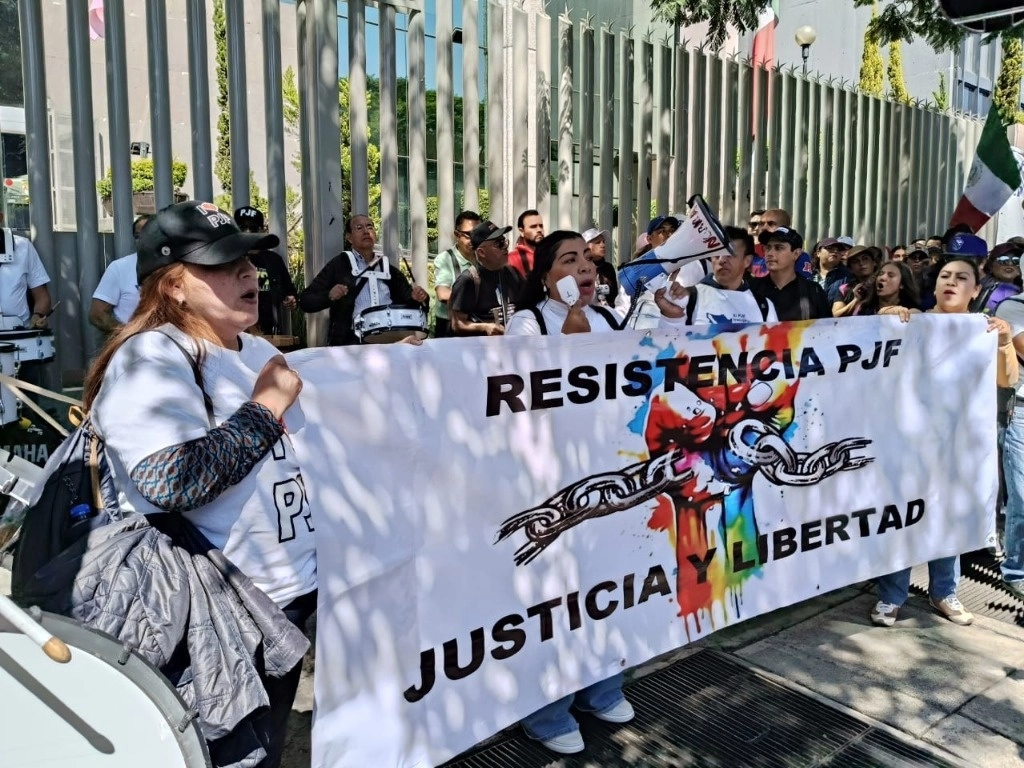 Cientos de trabajadores protestan afuera de la sede del Consejo de la Judicatura Federal. Foto Gustavo Castillo 