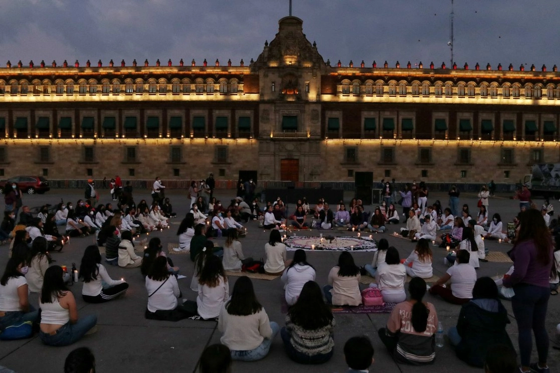 El pasado 28 de noviembre, la colectiva feminista Marea Verde organizó una velada de sanación en la plancha del Zócalo en la cual mujeres dieron sus testimonios de violencia y realizaron un ritual espiritual con el fin de cerrar el año mejor. Foto Cuartoscuro 