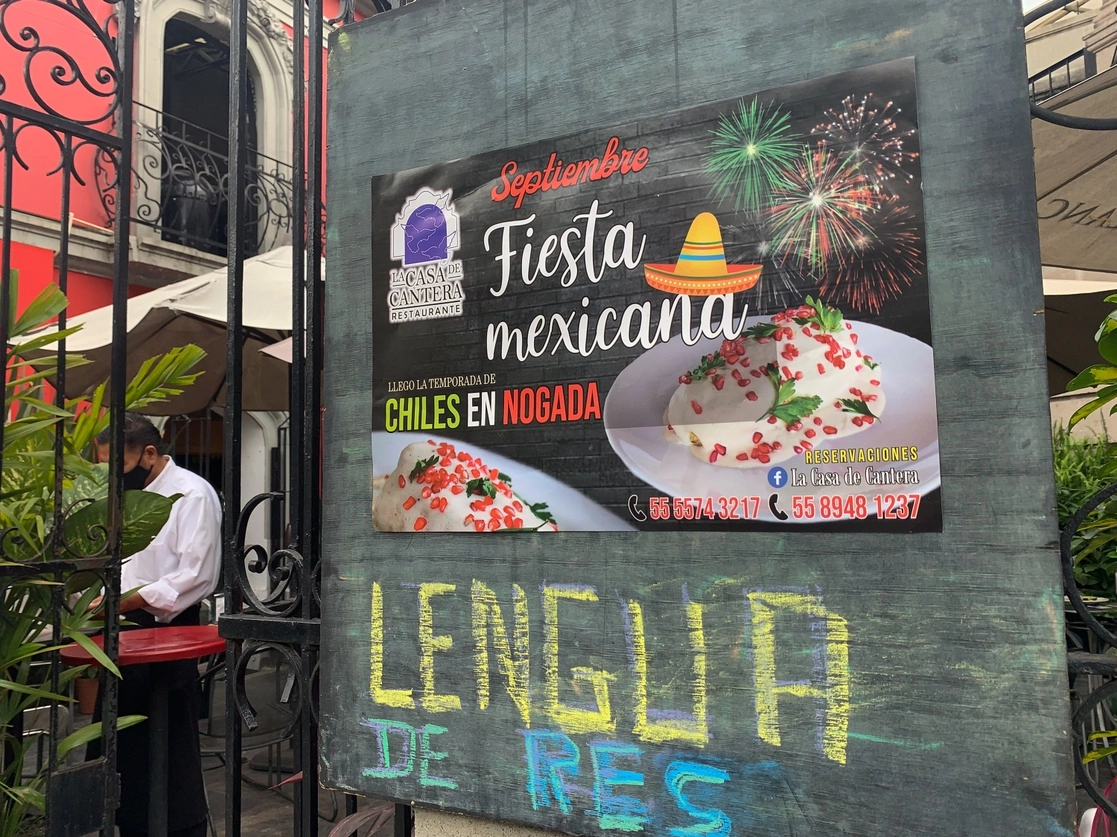 Anuncio de una fiesta mexicana en un restaurante en la colonia Roma, Ciudad de México. Foto Pablo Ramos 