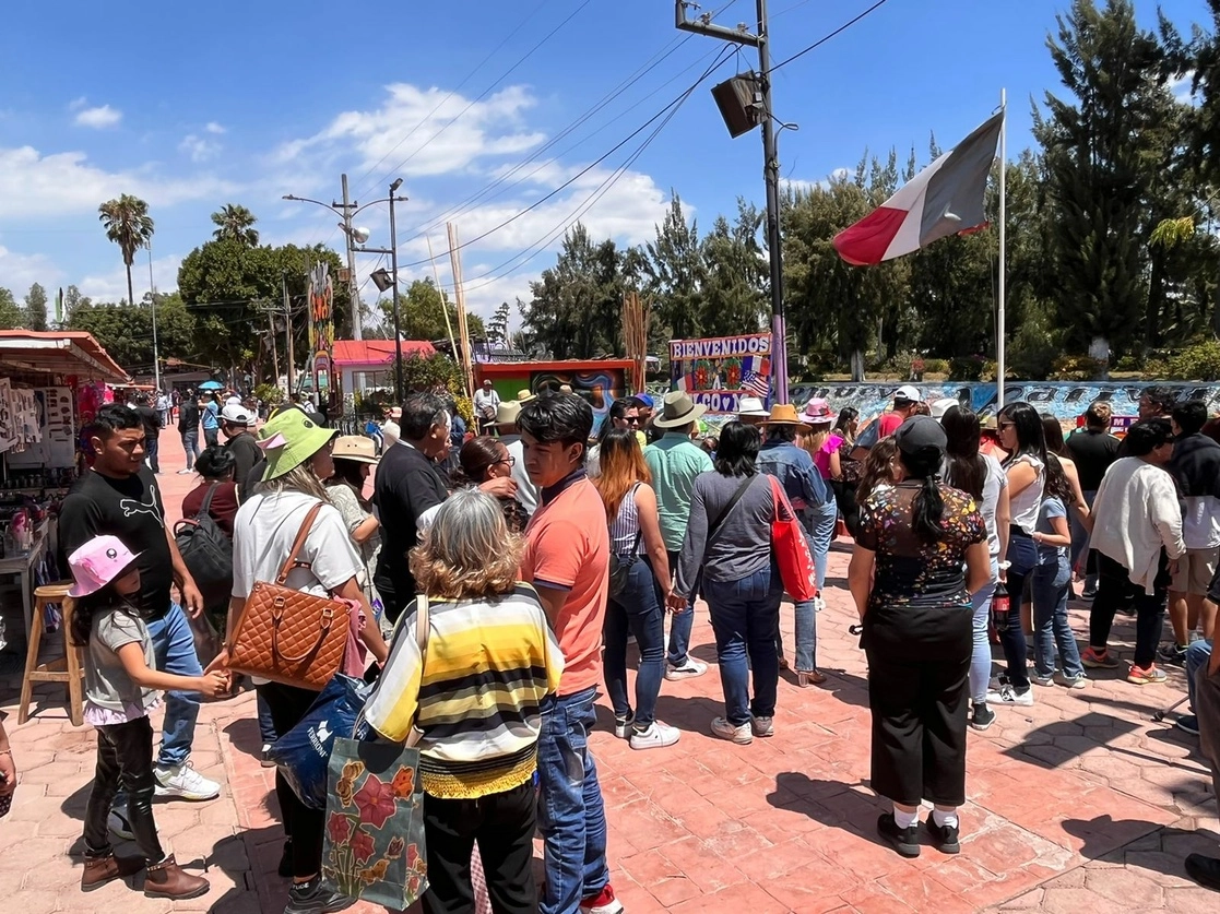 Turistas visitan los canales de Xochimilco durante el puente vacacional, con miras a reactivar el sector turístico en la Ciudad de México, el 19 de marzo de 2023. Foto Luis Castillo

