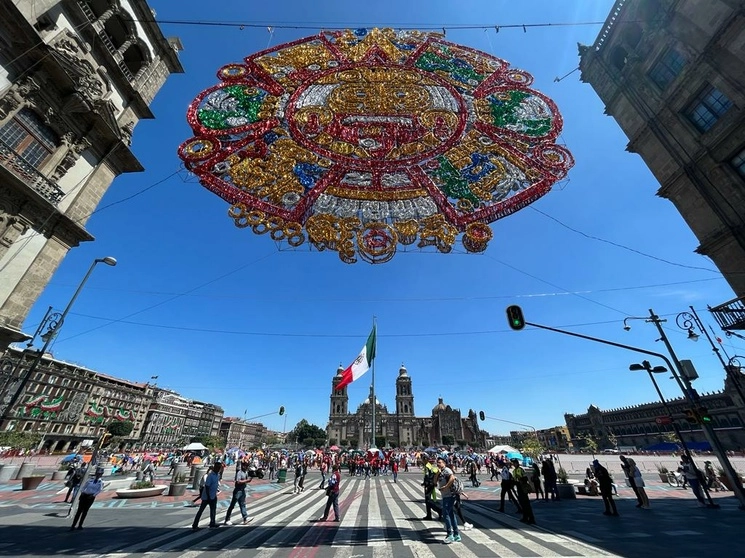 Adornos por fiestas patrias en el Zócalo capitalino, en la Ciudad de México. Foto José Antonio López
