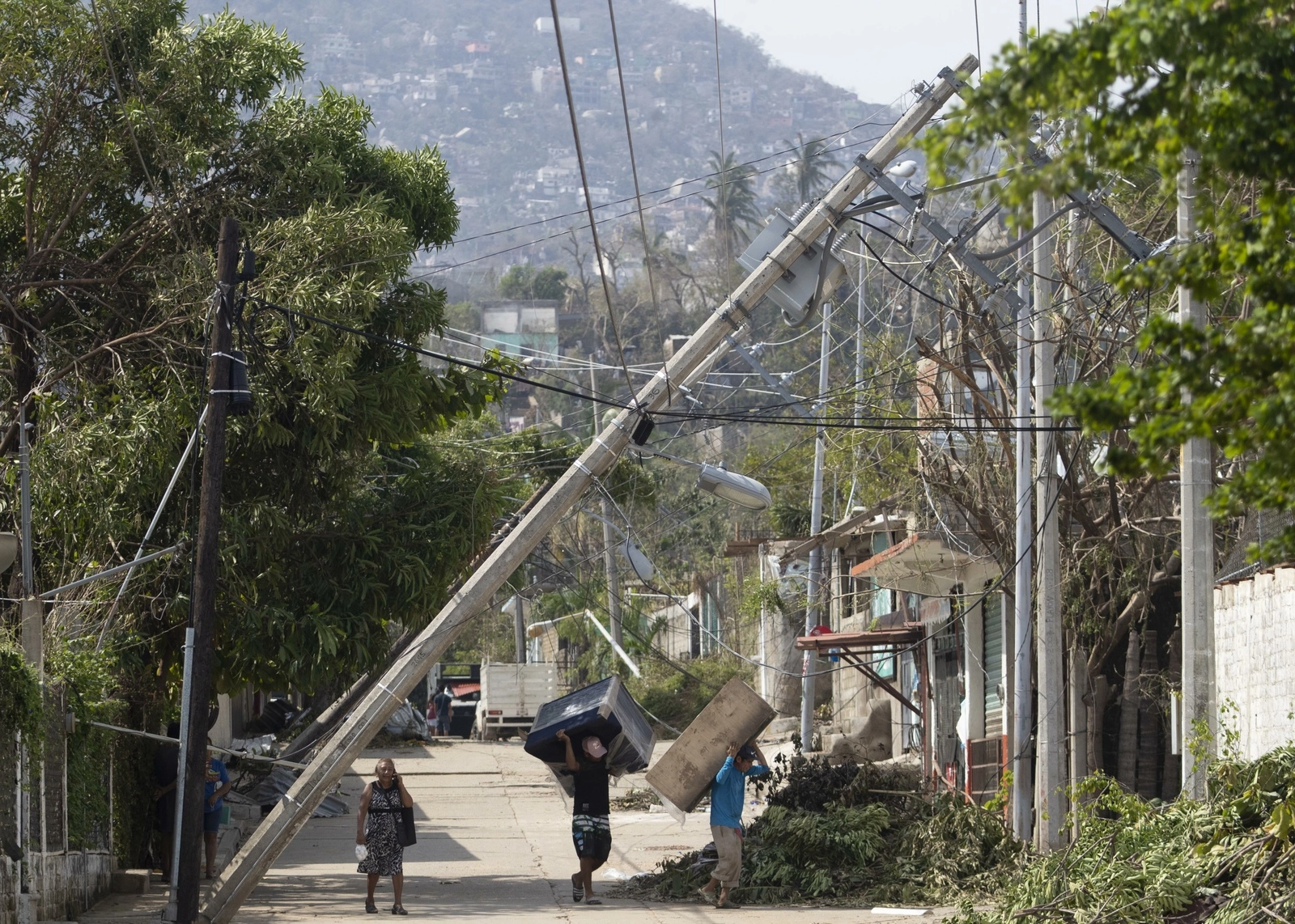El director general de CFE Distribución, el ingeniero Guillermo Nevárez Elizondo, estimó que hoy podría estar listo 85 por ciento del servicio en Acapulco. Foto Alfredo Domínguez 


