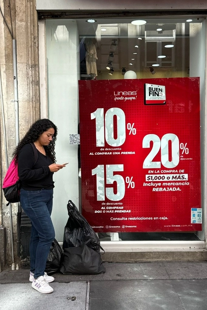 MAGÚ > CONSUMISMO MATA REVOLUCIÓN



RCOHA > JINETE DEL APOCALIPSIS



HERNÁNDEZ > DESPEDIDA


Nisla, 11:45 a. m.


Una niña sostiene su tarjeta del programa "Mi Beca para Empezar", cuya entrega fue encabezada por la jefa del gobierno capitalino, Clara Brugada, en el Monumento a la Revolución, en la Ciudad de México, 18 de noviembre de 2024. Foto Luis Castillo


Nisla, 12:29 p. m.

Entrega de "Mi Beca para Empezar", por parte de la jefa del gobierno capitalino, Clara Brugada, en el Monumento a la Revolución, en la Ciudad de México, 18 de noviembre de 2024. Foto Luis Castillo




Pase de revista general a las tropas que participarán en el Desfile Cívico-Militar del 20 de noviembre, encabezada por el secretario de la Defensa Nacional, Ricardo Trevilla, en el Campo Militar N-1-A, en la Ciudad de México, el 18 de noviembre de 2024. Foto María Luisa Severiano


Nisla, 12:52 p. m.


Capitalinos y turistas se toman fotos con el ferrocarril y un avión militar que forman parte del desfile del 20 de Noviembre en el Zócalo de la Ciudad de México, el 18 de noviembre de 2024. Foto Luis Castillo


Nisla, 01:05 p. m.


Compradores acuden a diversos negocios del Centro Histórico de la Ciudad de México durante el último día del Buen Fin, el 18 de noviembre de 2024. Foto Luis Castillo