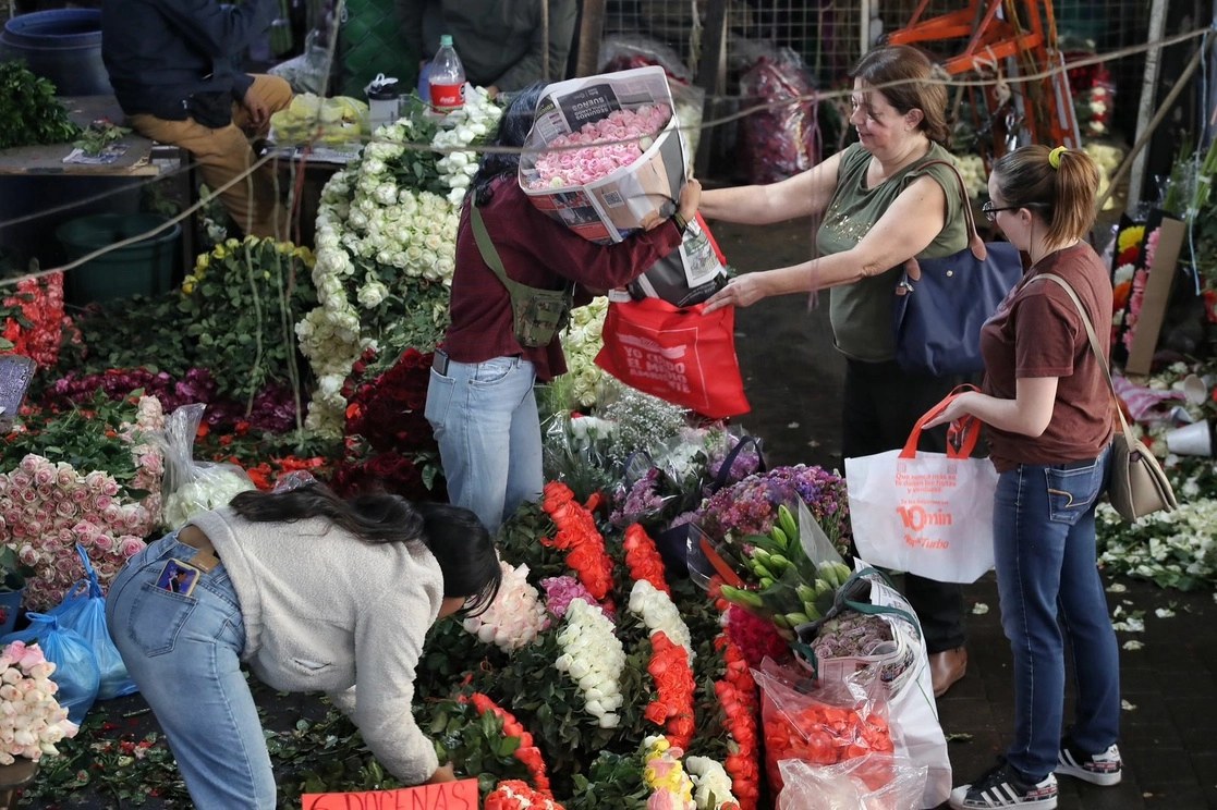 : Visitantes al mercado de Jamaica compran rosas un día antes del Día del Amor y la Amistad, el 12 de febrero de 2023. Foto Marco Peláez