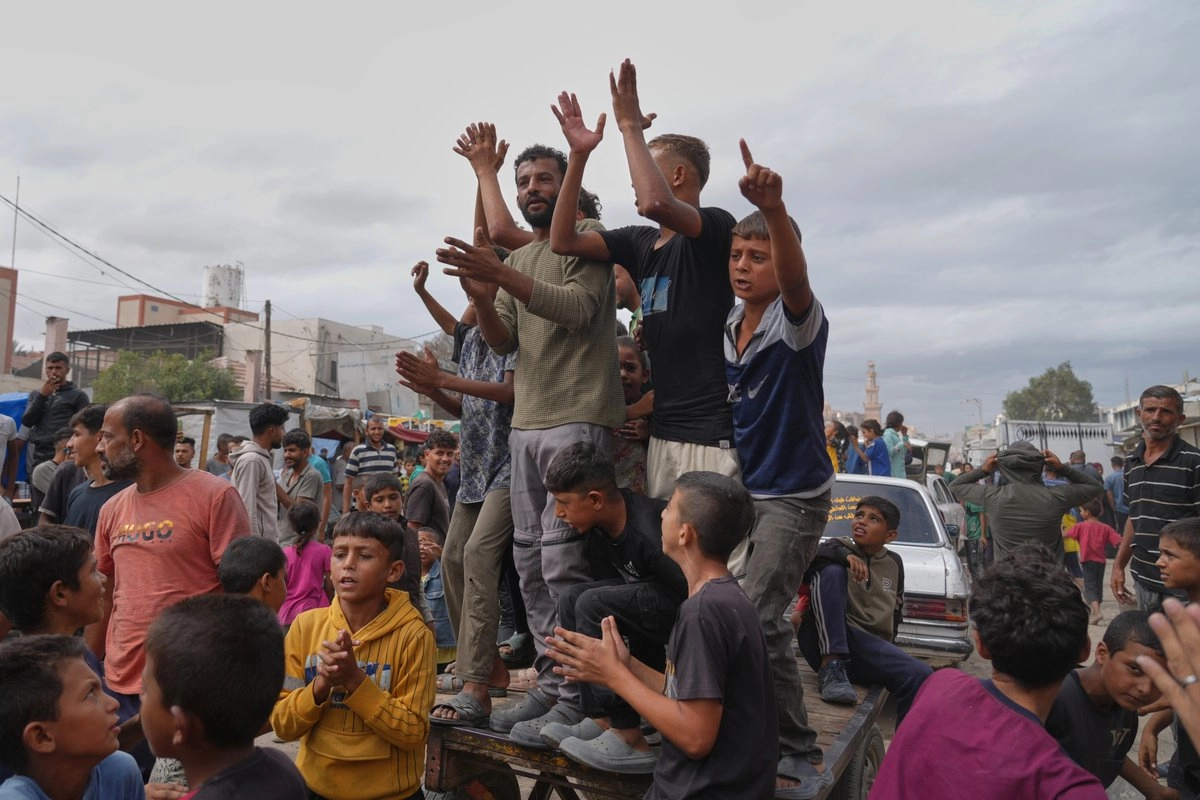 Palestinos celebran el acuerdo de alto al fuego entre Hamas e Israel, en Jan Yunis, al sur de la franja de Gaza, el 9 de octubre de 2025. Foto 