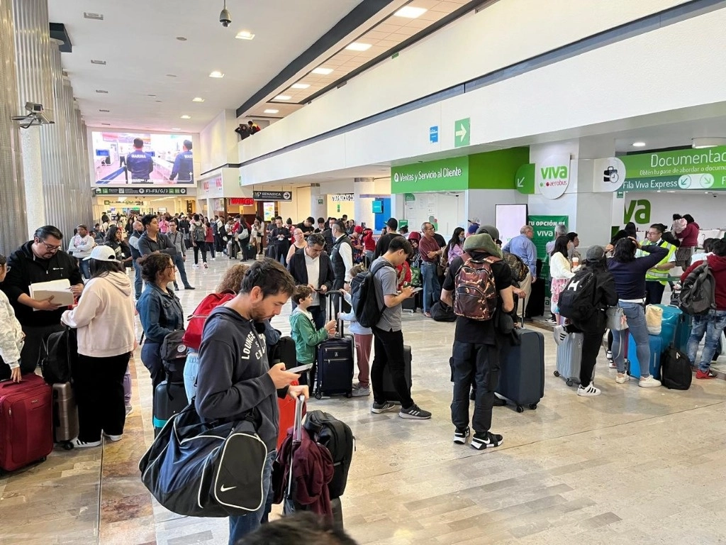 Pasajeros del AICM hicieron largas filas por las afectaciones del apagón informático. Foto: Alfredo Domínguez   