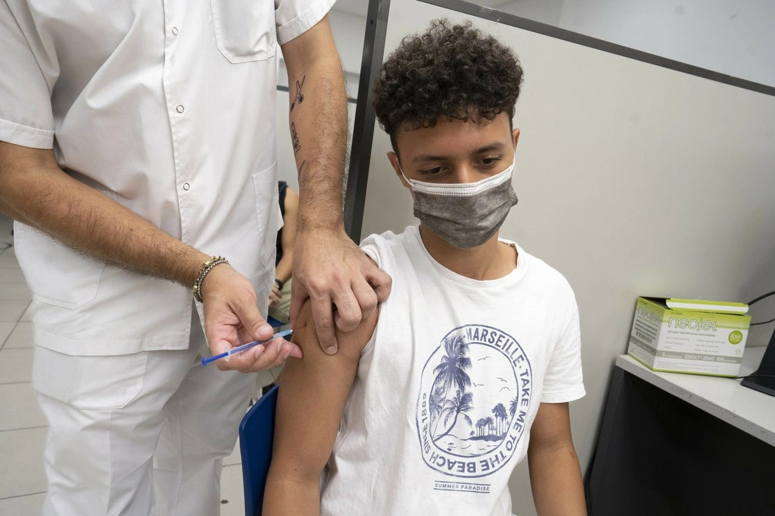 Un trabajador de la salud aplica a un joven una dosis de una vacuna contra covid-19 en Argentina. Foto Xinhua