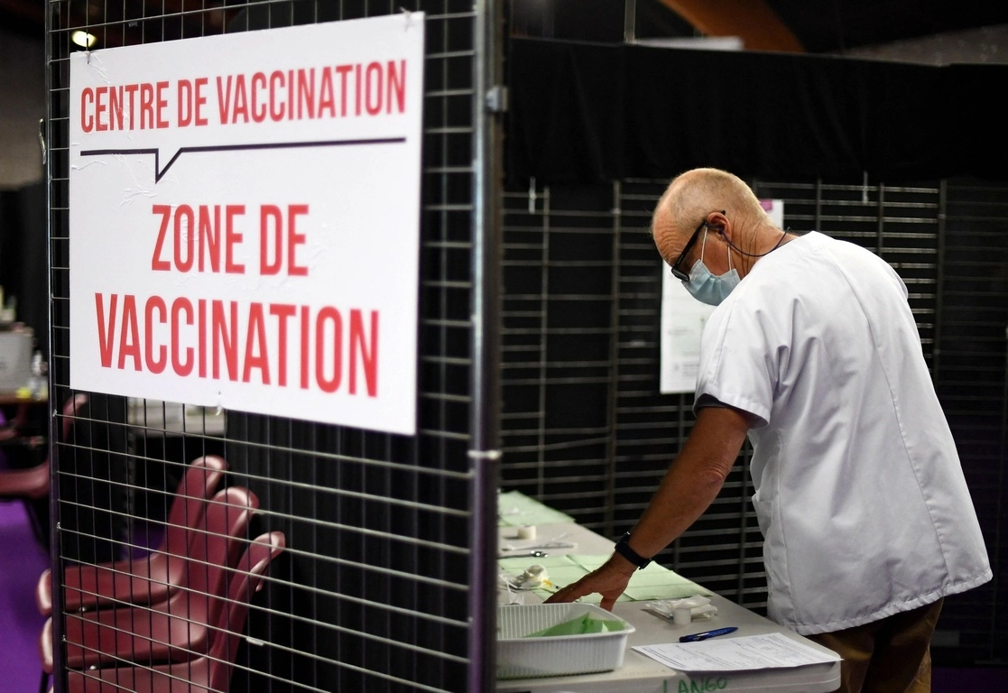 Centro de vacunación contra el Covid-19 en la población de Garlan, al oeste de Francia. Foto Afp