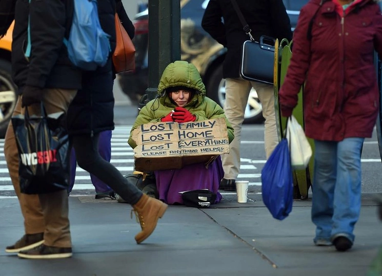 Al sumar los recuentos de los 13 países de los que tenían datos lo suficientemente fiables y comparables entre sí, concluyeron que un 0.174 por ciento de la población europea vive en la calle o en alojamientos de emergencia. Foto Afp / Archivo