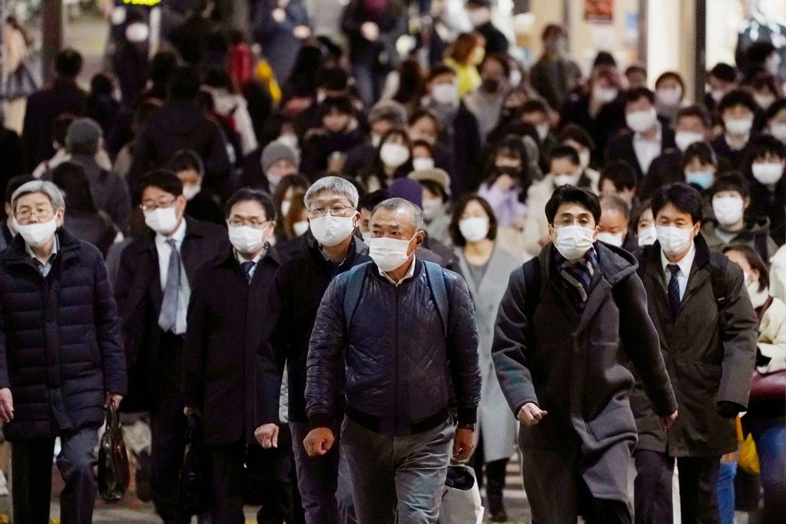 Personas se dirigen hacia una estación en Tokio, Japón, hoy. Foto Ap