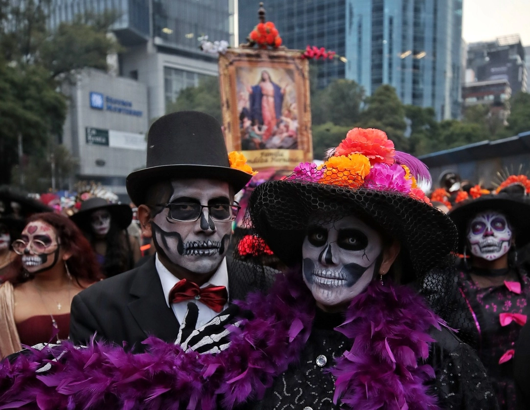 El desfile del Día de Muertos en la CDMX atrae turistas nacionales y extranjeros. Foto Marco Peláez
