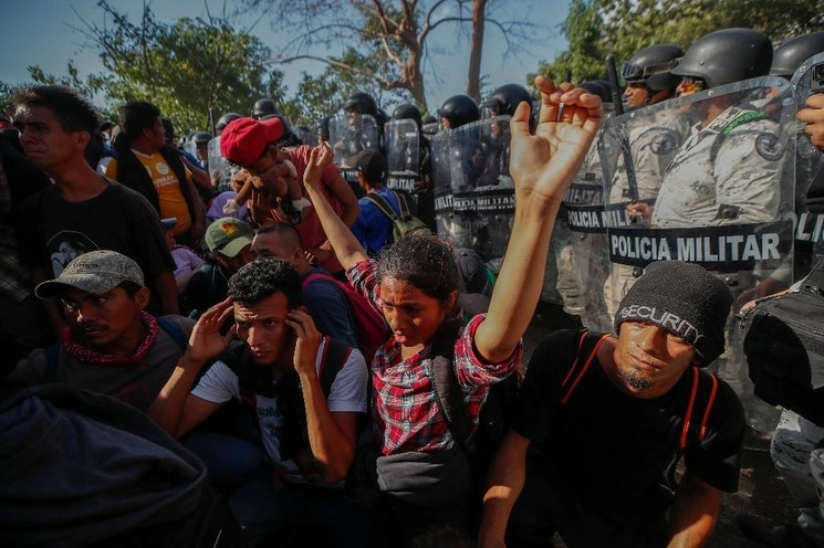 En la imagen, la GN detiene el avance de la caravana de migrante en la carretera que comunica a Ciudad Hidalgo con Tapachula. Foto Víctor Camacho /Archivo