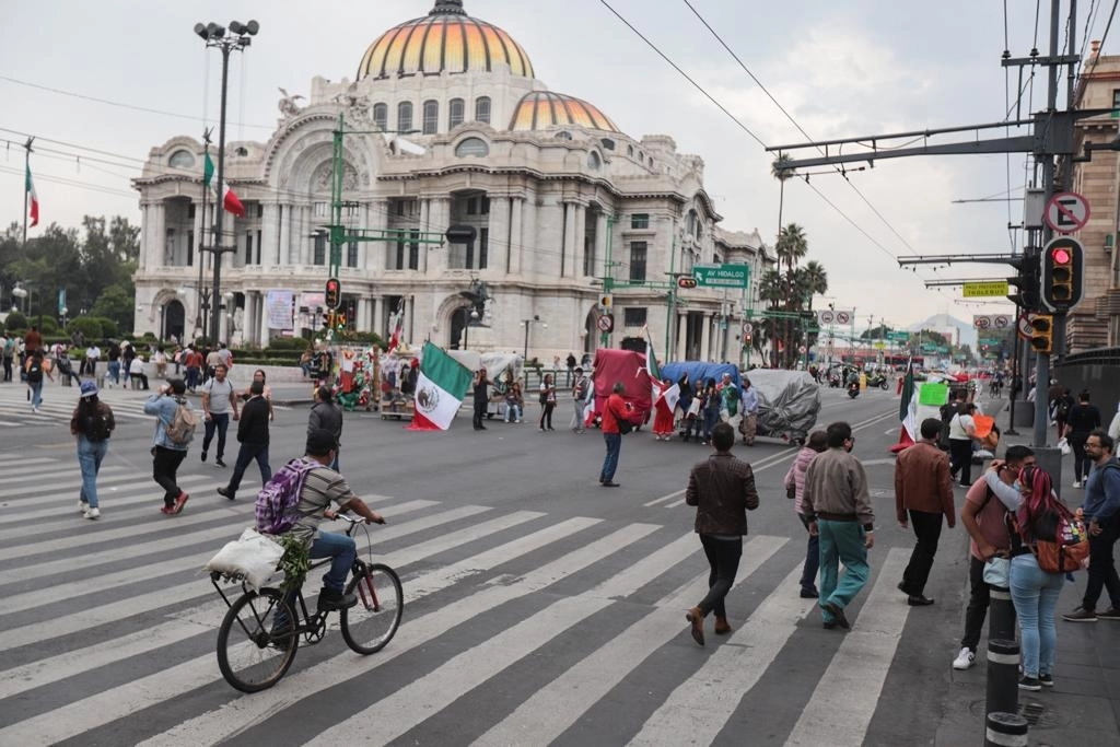 Comerciantes de banderas y artículos patrios demandan a las autoridades dejarlo poner su vendimia sobre Avenida Madero. Foto Pablo Ramos