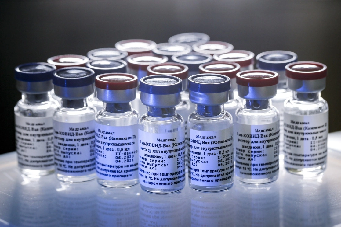 La vacuna provoca una respuesta fuerte y duradera de las células T, y dado que el 80 por ciento de los epítopos en la proteína de pico no se ven afectados por las mutaciones de la variante ómicron, se espera que Sputnik V brinde una protección duradera. Foto Ap / Archivo