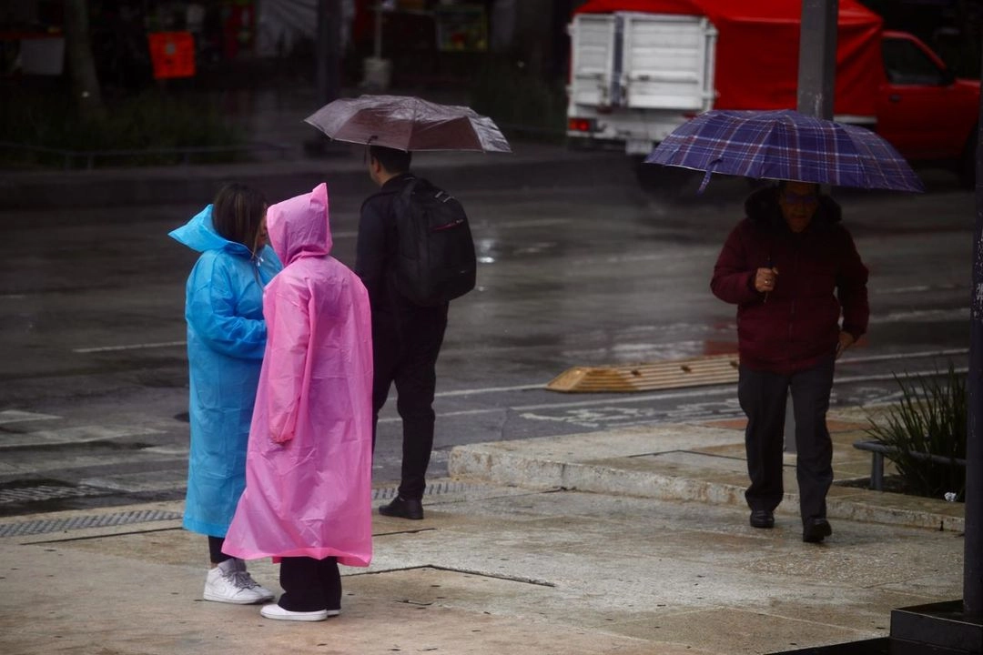 Como parte de las recomendaciones que emitió la secretaría se encuentran evitar transitar por zonas y pasos a desnivel encharcados o inundados, no realizar actividades al aire libre durante las tormentas, alejarse de postes y cableado de energía eléctrica durante las lluvias, y no cruzar calles o avenidas con corrientes de agua.  Foto 