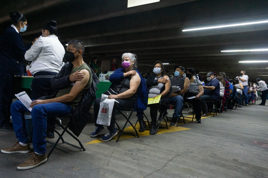 En cuatro alcaldía de la CDMX inició la vacunación contra el Covid-19 para adultos de 50 a 59 años. Foto Pablo Ramos 