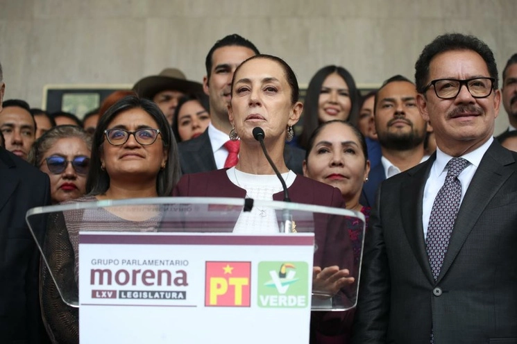 La coordinadora nacional de los comités de defensa de la Cuarta Transformación, Claudia Sheinbaum, al término de una reunión privada con el grupo parlamentario de Morena en la Cámara de Diputados, en la Ciudad de México, el 13 de septiembre de 2023. Foto Yazmín Ortega Cortés