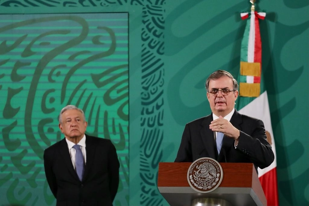 El canciller Marcelo Ebrard habla del percance en el Metro, durante la conferencia del presidente Andrés Manuel López Obrador (izq), el 4 de mayo de 2021. Foto Roberto García Ortiz