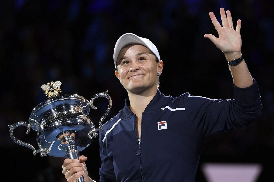 Ashleigh Barty dio un golpe de efecto al mundo del tenis al anunciar su retiro, a los 25 años, en el mejor momento de su carrera y sólo dos meses después de ganar su tercer título de Grand Slam en el Abierto de Australia. La imagen, del 29 de enero de 2022. Foto Ap