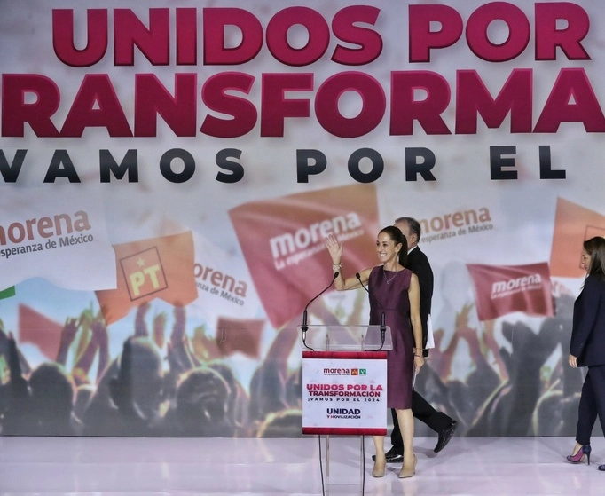 Tras su triunfo en las encuestas, Claudia Sheinbaum Pardo expresó que por decisión del pueblo es coordinadora nacional de los comités de defensa de la Cuarta Transformación y "en 2024, ¡habrá presidenta y será de la 4T!". Foto Marco Peláez