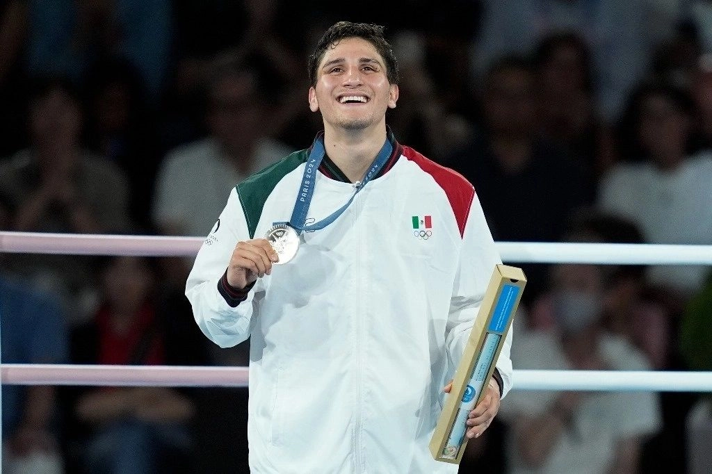 El medallista de plata mexicano Marco Verde posa durante la ceremonia de entrega de medallas de la final de boxeo de 71 kg de los Juegos Olímpicos de Verano de 2024, el 9 de agosto de 2024, en París, Francia. Foto
