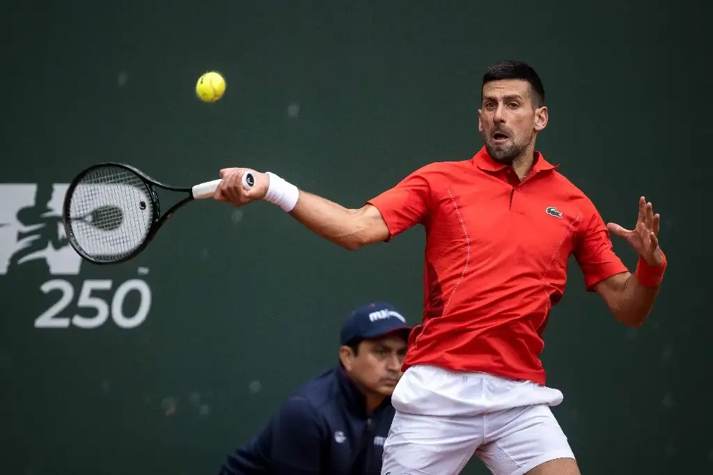Fue a Ginebra en busca de certezas, pero el serbio Novak Djokovic abandona Suiza con más dudas tras ser eliminado en semifinales de este torneo ATP 250 sobre tierra batida contra el checo Tomas Machac por 6-4, 0-6 y 6-1. Imagen del 23 de mayo de 2024. Foto Afp