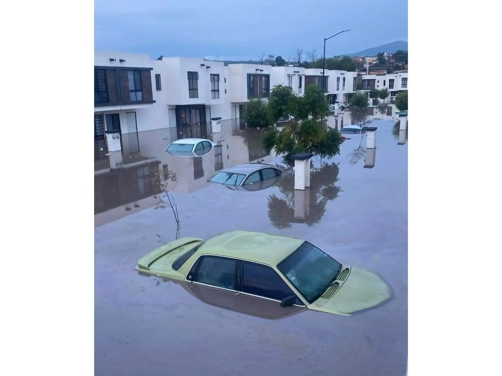 Calles, avenidas y fraccionamientos de la cabecera municipal de Sahuayo, en Michoacán, se inundaron luego de las fuertes precipitaciones que azotaron desde la noche del miércoles a esa población. En algunas zonas, el nivel del agua alcanzó más de 60 cm de altura, lo que dejó muchos autos sumergidos. Foto 'La Jornada'