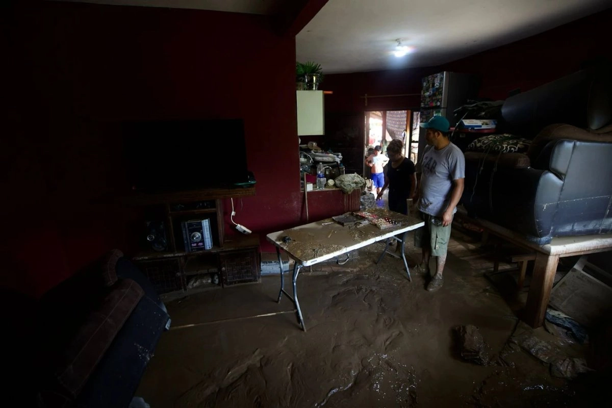 Oxitempa, municipio de Ixhuatlán de Madero, al norte de Veracruz, continúa incomunicado las casas quedaron bajo el lodo que poco a poco los habitantes han sacado. Foto