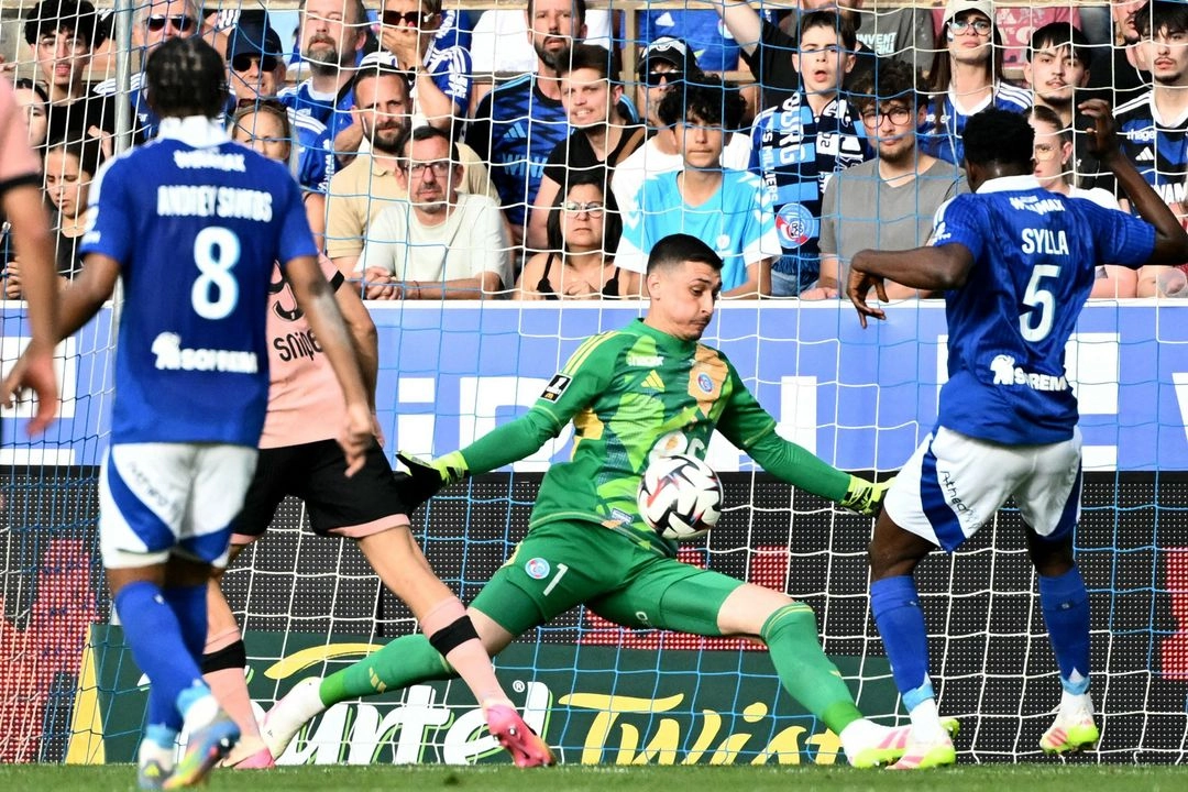 Djordje Petrovic, portero del Estrasburgo, ataja el balón ante los embates del PSG en el duelo de la fecha 32 de la Ligue 1, disputado en el Estadio de la Meinau, el 3 de mayo de 2025. Foto 