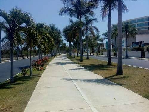 La ciclovía ubicada en la zona hotelera de Nuevo Vallarta, Nayarit, está vacía debido a la declaratoria de emergencia por la pandemia del Covid-19. Foto Javier Santos