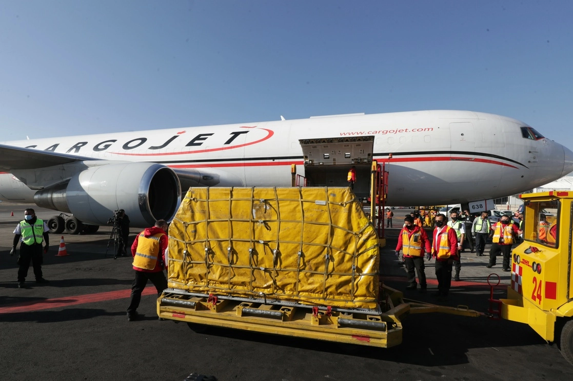 Llegada de embarque de vacunas Pfizer. Foto Roberto García Ortiz