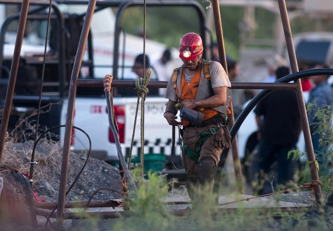 Un rescatista trabaja en el yacimiento de carbón inundada donde 10 mineros quedaron atrapados después de un deslizamiento de tierra, en la comunidad de Agujita, municipio de Sabinas, Coahuila. Foto Afp