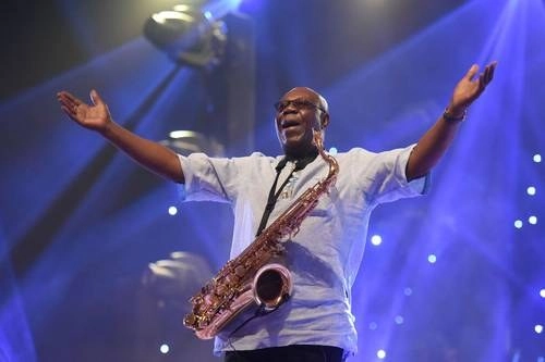 El saxofonista camerunés Manu Dibango falleció en Francia a causa del coronavirus. En la imagen, durante una presentación en Abiyán, Costa de Marfil, en junio de 2018. Foto Afp / Archivo