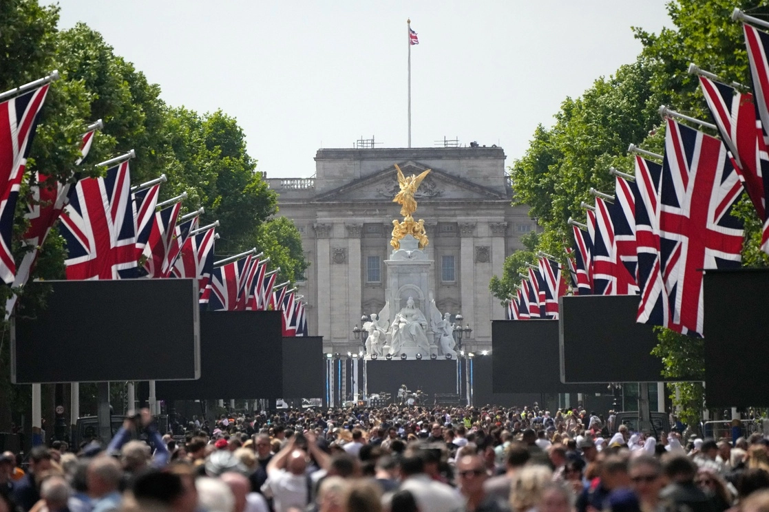 En la explanada frente al Palacio de Buckingham, en el centro de Londres, se instalaron tres escenarios unidos por pasarelas y 70 columnas de luz, que representaban los 70 años pasados en el trono por una reina coronada con solo 25 años en 1952. Foto Ap