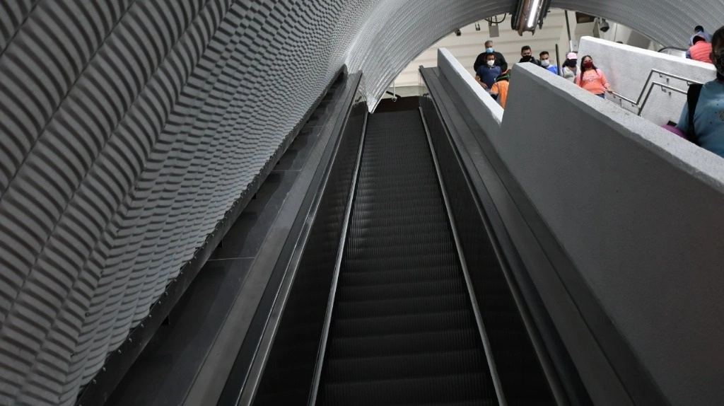 Desde el viernes los usuarios ya han podido utilizar la nueva escalera en metro Tacubaya, que también es de las primeras 22 que se instalarán en lo que resta del año. Foto Bertha Teresa Ramírez 