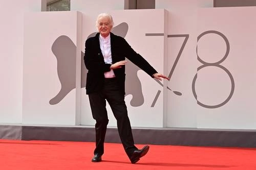 El músico británico, Jimmy Page a su llegada para la proyección de la película Becoming Led Zeppelin presentada a concurso durante La Mostra. Foto Afp