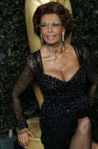 En imagen de archivo, Sophia Loren a su llegada a un homenaje que se le rindió en Los Ángeles. Foto Ap