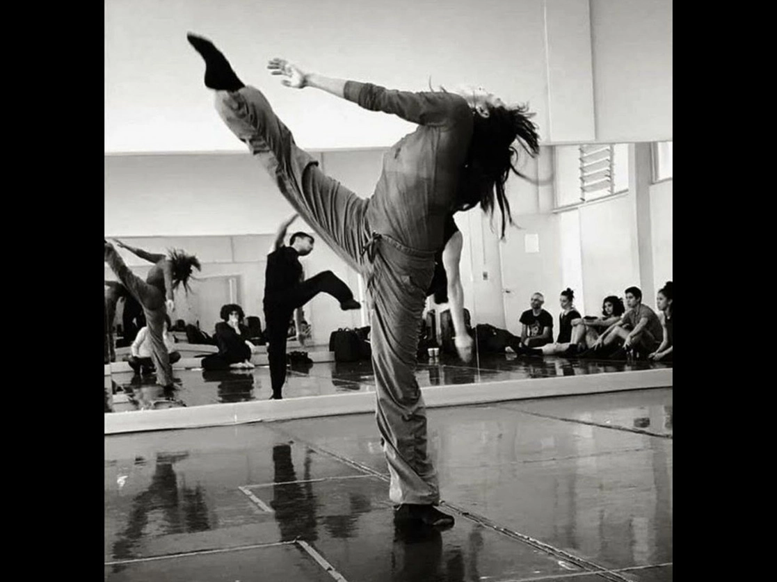 Durante el ensayo de la obra de danza contemporánea "Novena Sinfonía", que se estrenará este 28 y 29 de noviembre en el Teatro de la Ciudad Esperanza Iris. Foto cortesía del coreógrafo Raúl Tamez