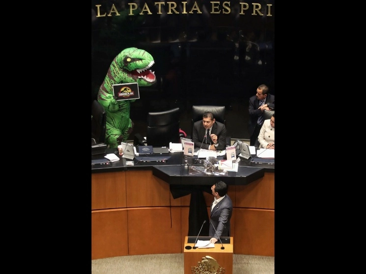 En diciembre del año pasado la legisladora fue la comidilla en redes sociales, cuando entró debajo de una botarga de tiranosaurio. Foto Marco Peláez 
