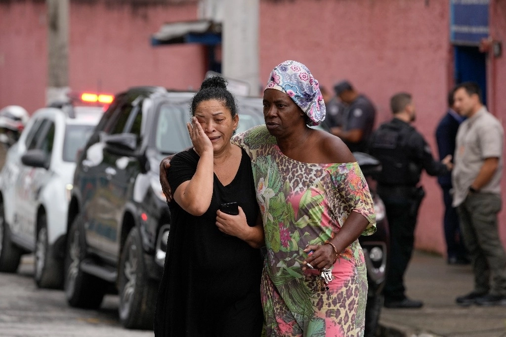 Familiares de los maestros y niños acuden a la escuela Thomazia Montoro en Sao Paulo tras la agresión de un estudiante a su profesora. Foto  Ap