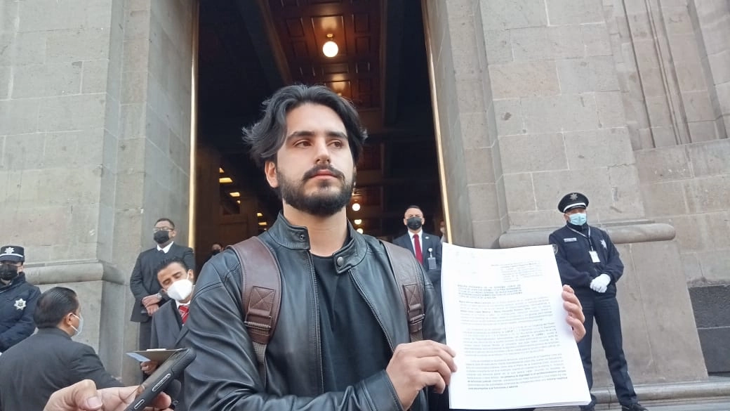 Miguel Alfonso Meza después de presentar su denuncia contra la ministra Esquivel ante la Suprema Corte de Justicia de la Nación, el 12 de enero de 2023. Foto Eduardo Murillo