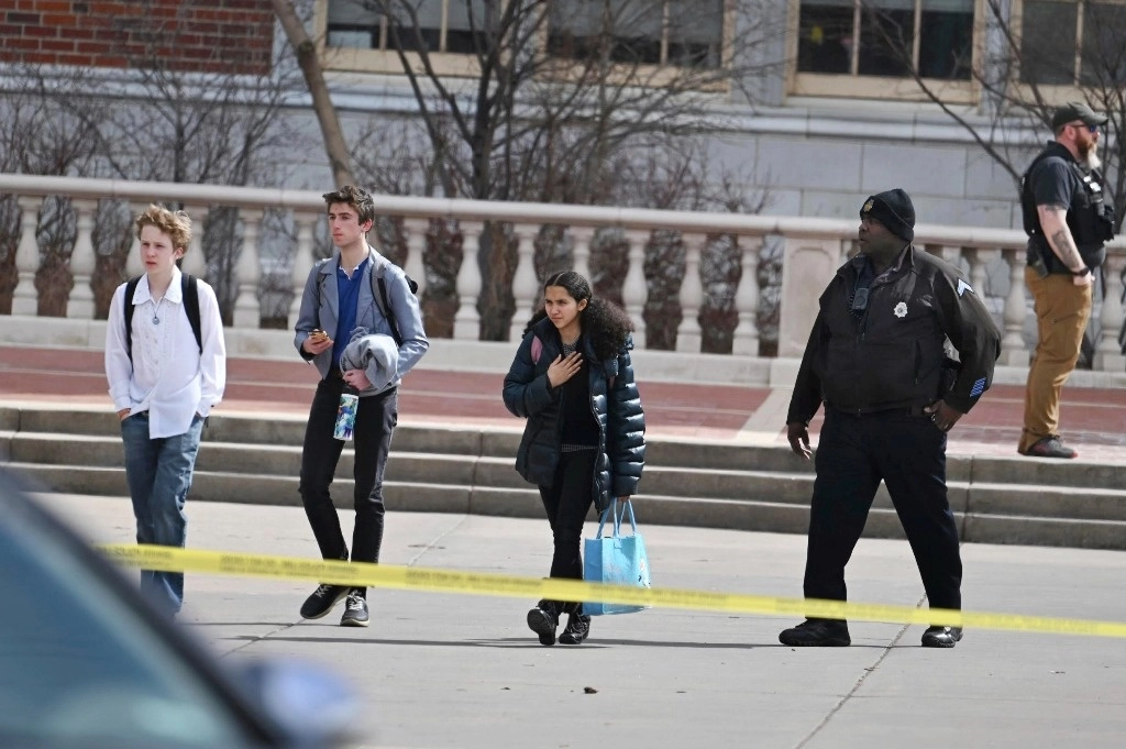 Estudiantes salen del East High School tras un tiroteo en la escuela ubicada en Denver, el 22 de marzo de 2023. Foto young Chang / The Denver Post vía Ap