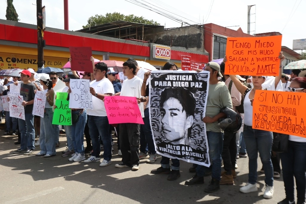 Más de mil jóvenes y sus padres se manifestaron el martes pasado en el municipio de Santa Lucía del Camino, Oaxaca, para exigir justicia a las autoridades tras el asesinato del universitario Diego Ignacio Paz. Foto Jorge A. Pérez