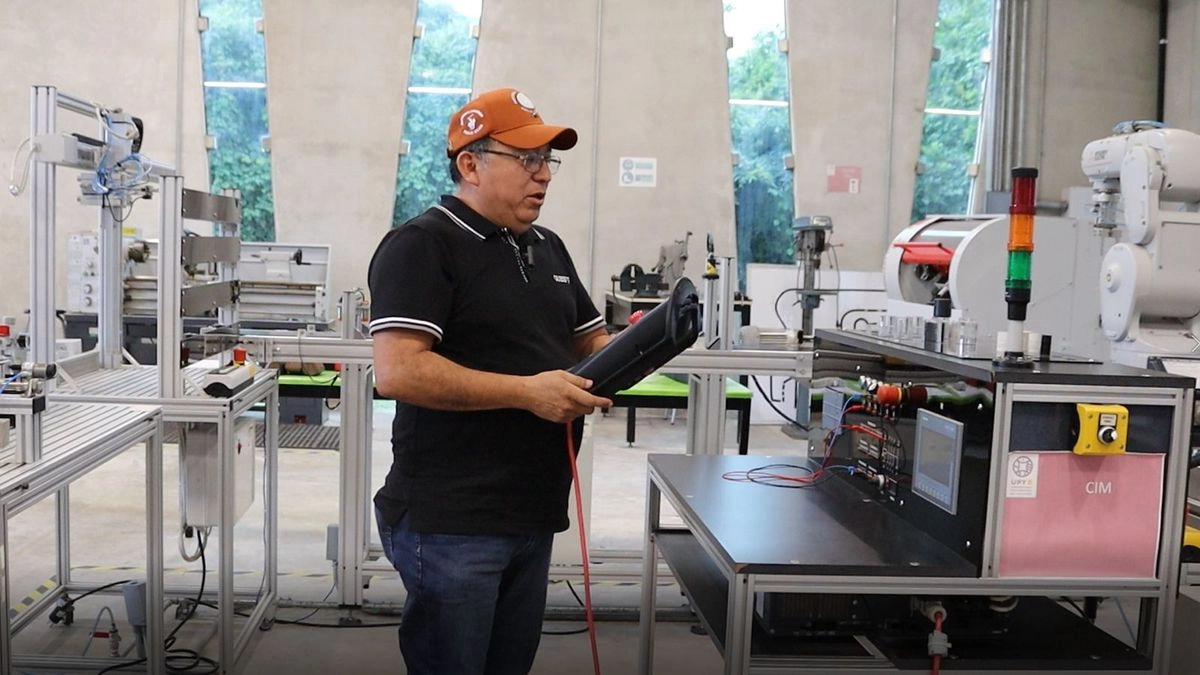 Su dedicación lo llevó a ser uno de los 100 estudiantes de universidades públicas de Yucatán, seleccionados para un curso de verano intensivo en la prestigiosa Ontario Tech University.