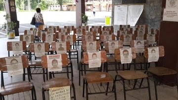 Protesta en la explanada de la escuela Normal de Veracruz en memoria de los normalistas desaparecidos de Ayotzinapa. Foto @Luis_Bonilla_M
