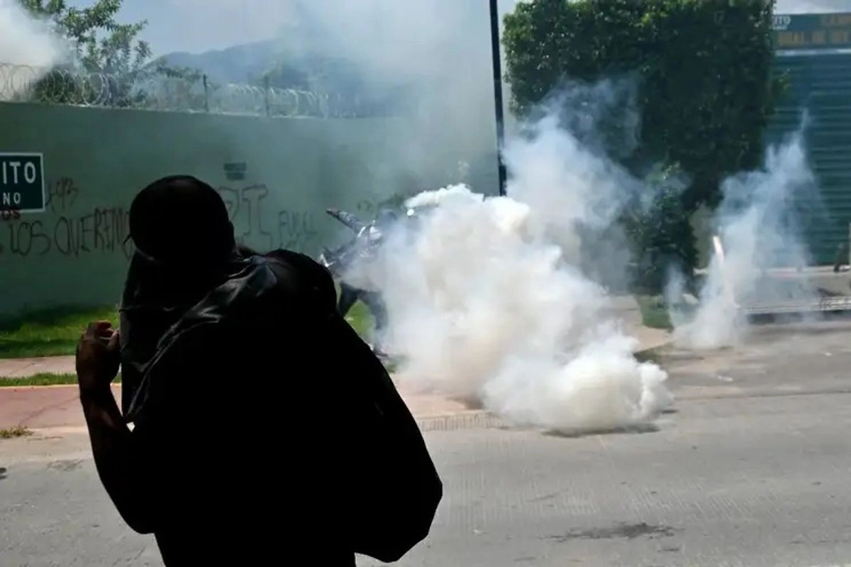 La dirigencia de la FECSM, pidió a las mujeres y a los padres de familia, abordar los autobuses y fue cuando inició la actividad programada, escuchándose las detonaciones de los primeros petardos lanzados a la instalación militar, por los jóvenes encapuchados.
