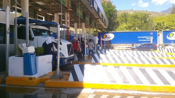 Bloqueo de la caseta. Foto La Jornada
